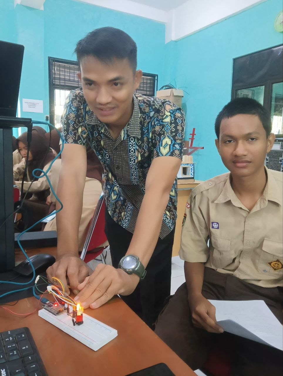 Praktik Pengembangan Mikrokontroler Arduino